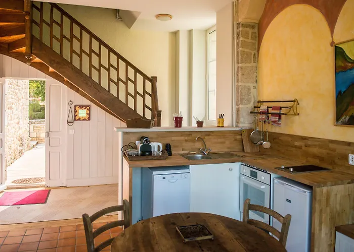 Dom wakacyjny Village Vacances Chateau De Termes, Gites, Chalets, Piscine, Jacuzzi, Sauna *