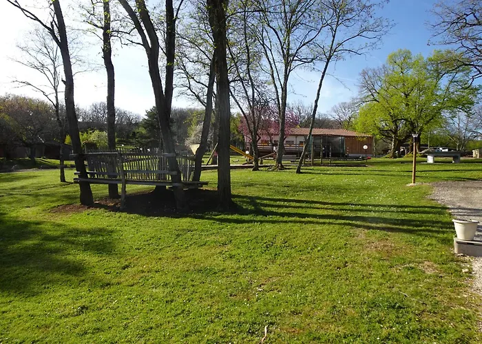 Village Vacances Chateau De Termes, Gites, Chalets, Piscine, Jacuzzi, Sauna Martel