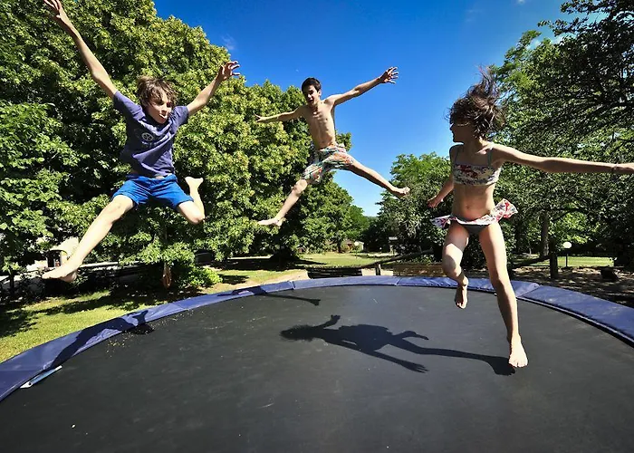 Village Vacances Chateau De Termes, Gites, Chalets, Piscine, Jacuzzi, Sauna * Martel